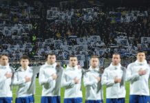 Modra boja na bijelome platnu, šest ljiljana vezenih u zlatu!